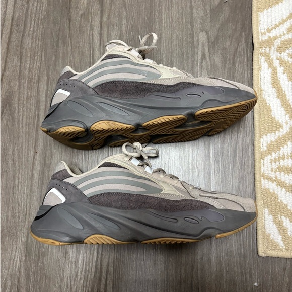 Yeezy 700 v2 tephra